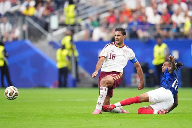 July 14, 2026, Arlington, Texas, United States: Rodri Hernandez of Spain and Michael Olise of France compete for the ball during the FIFA World Cup, WM, Weltmeisterschaft, Fussball 2026 Semi Final match between France and Spain at Dallas Stadium on July 14, 2026 in Arlington, Texas. Arlington United States - ZUMAa181 20260714_zaa_a181_049 Copyright: xJosexBretonx
