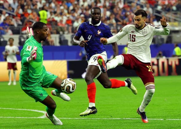FIFA World Cup, WM, Weltmeisterschaft, Fussball 2026 semifinals - France vs Spain (L-R) Goalkeeper Mike Maignan of France, Dayot Upamecano of France and Alex Baena of Spain in action during the FIFA World Cup 2026 semifinals match France against Spain, in Dallas, USA, 14 July 2026. DALLAS United States  Copyright: xCHRISTOPHERxNEUNDORFx