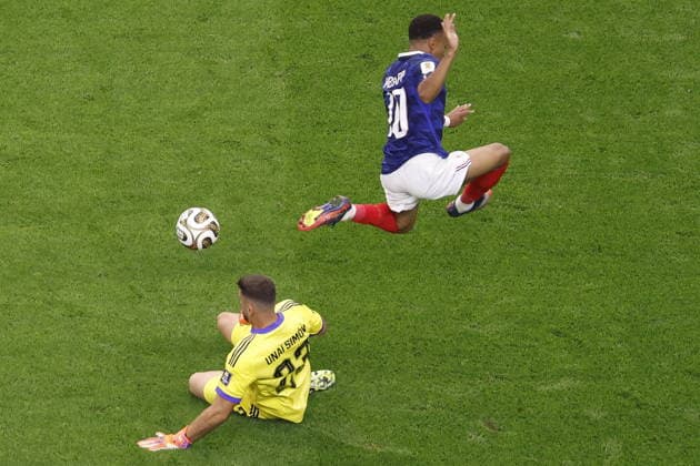FIFA World Cup, WM, Weltmeisterschaft, Fussball 2026 semifinals - France vs Spain Kylian Mbappe of France (R) and goalkeeper Unai Simon of Spain in action during the FIFA World Cup 2026 semifinals match France against Spain, in Dallas, USA, 14 July 2026. DALLAS United States  Copyright: xSHAWNxTHEWx