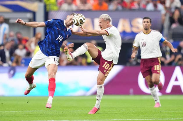 July 14, 2026, Arlington, Texas, United States: Adrien Rabiot of France and Dani Olmo of Spain compete for the ball during the FIFA World Cup, WM, Weltmeisterschaft, Fussball 2026 Semi Final match between France and Spain at Dallas Stadium on July 14, 2026 in Arlington, Texas. France V Spain: Semi Final - FIFA World Cup 2026  - ZUMAa181 20260714_zaa_a181_050 Copyright: xJosexBretonx