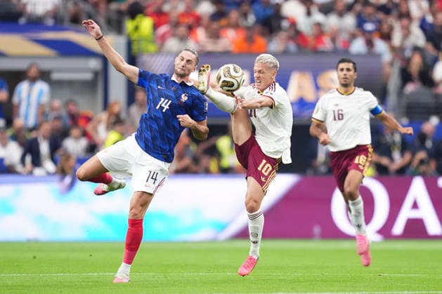 July 14, 2026, Arlington, Texas, United States: Adrien Rabiot of France and Dani Olmo of Spain compete for the ball during the FIFA World Cup, WM, Weltmeisterschaft, Fussball 2026 Semi Final match between France and Spain at Dallas Stadium on July 14, 2026 in Arlington, Texas. France V Spain: Semi Final - FIFA World Cup 2026  - ZUMAa181 20260714_zaa_a181_054 Copyright: xJosexBretonx