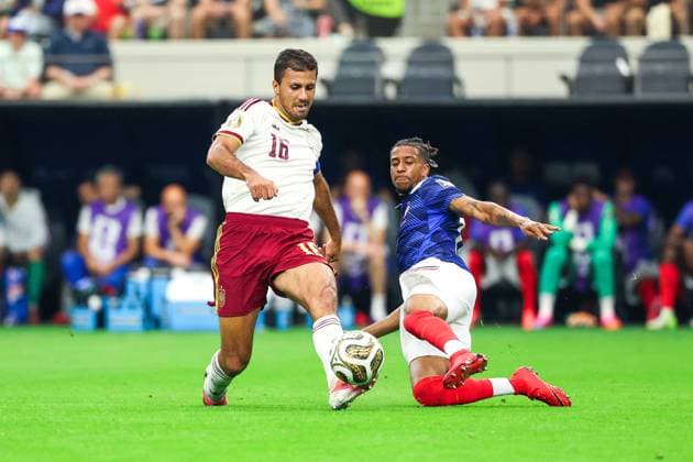 RECORD DATE NOT STATED FIFA World Cup, WM, Weltmeisterschaft, Fussball 2026 - Semifinal - France v Spain Rodri player of Spain and Michael Olise player of France during the FIFA World Cup semifinal match between France and Spain, at Dallas Stadium, in Texas, United States, on Tuesday, July 14, 2026.(Foto: William Volcov Brazil Photo Press IMAGO) Sports Arlington TX United States Copyright: xWILLIAMxVOLCOVx