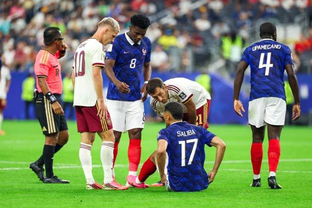 RECORD DATE NOT STATED FIFA World Cup, WM, Weltmeisterschaft, Fussball 2026 - Semifinal - France v Spain William Saliba player of France receives treatment for an apparent injury and is substituted during the FIFA World Cup semifinal match between France and Spain, at Dallas Stadium, in Texas, United States, on Tuesday, July 14, 2026.(Foto: William Volcov Brazil Photo Press IMAGO) Sports Arlington TX United States Copyright: xWILLIAMxVOLCOVx