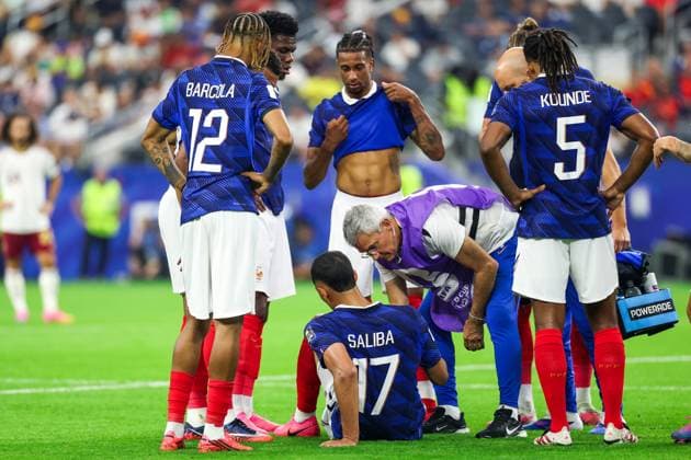 RECORD DATE NOT STATED FIFA World Cup, WM, Weltmeisterschaft, Fussball 2026 - Semifinal - France v Spain William Saliba player of France receives treatment for an apparent injury and is substituted during the FIFA World Cup semifinal match between France and Spain, at Dallas Stadium, in Texas, United States, on Tuesday, July 14, 2026.(Foto: William Volcov Brazil Photo Press IMAGO) Sports Arlington TX United States Copyright: xWILLIAMxVOLCOVx