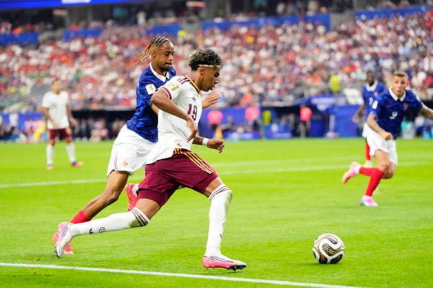 France v Spain: Semi Final - FIFA World Cup, WM, Weltmeisterschaft, Fussball 2026 Lamine Yamal of Spain runs with the ball during the FIFA World Cup 2026 Semi Final match between France and Spain at Dallas Stadium on July 14, 2026 in Arlington, Texas. Arlington TX United States  Copyright: xJosexBretonx originalFilename:bretonhernandez-francevs260714_np7Vh.jpg