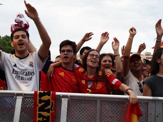 Fans Celebrate Spain Vs France Pre-Match Build-Up Fans of the Spanish national football team celebrate during the pre-match build-up to the semifinal match between Spain and France for the 2026 FIFA World Cup, WM, Weltmeisterschaft, Fussball in Madrid, Spain, on July 14, 2024. Madrid Madrid Spain  Copyright: xAaronxHerediax originalFilename:herediasanchez-fanscele260714_npA7J.jpg