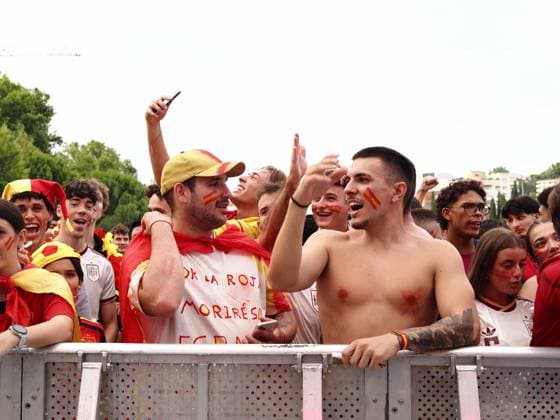 Fans Celebrate Spain Vs France Pre-Match Build-Up Fans of the Spanish national football team celebrate during the pre-match build-up to the semifinal match between Spain and France for the 2026 FIFA World Cup, WM, Weltmeisterschaft, Fussball in Madrid, Spain, on July 14, 2024. Madrid Madrid Spain  Copyright: xAaronxHerediax originalFilename:herediasanchez-fanscele260714_npgHJ.jpg