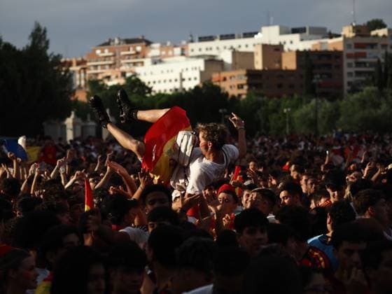 Fans Celebrate Spain Vs France Pre-Match Build-Up Fans of the Spanish national football team celebrate during the pre-match build-up to the semifinal match between Spain and France for the 2026 FIFA World Cup, WM, Weltmeisterschaft, Fussball in Madrid, Spain, on July 14, 2024. Madrid Madrid Spain  Copyright: xAaronxHerediax originalFilename:herediasanchez-fanscele260714_npgmT.jpg