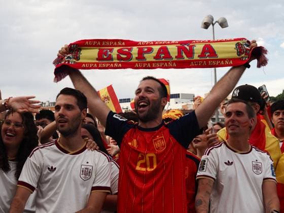 Fans Celebrate Spain Vs France Pre-Match Build-Up Fans of the Spanish national football team celebrate during the pre-match build-up to the semifinal match between Spain and France for the 2026 FIFA World Cup, WM, Weltmeisterschaft, Fussball in Madrid, Spain, on July 14, 2024. Madrid Madrid Spain  Copyright: xAaronxHerediax originalFilename:herediasanchez-fanscele260714_npheQ.jpg
