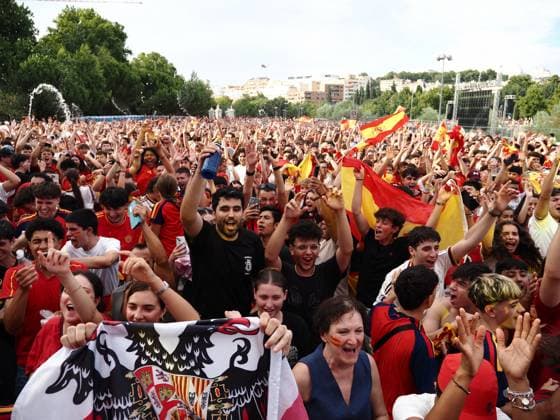 Fans Celebrate Spain Vs France Pre-Match Build-Up Fans of the Spanish national football team celebrate during the pre-match build-up to the semifinal match between Spain and France for the 2026 FIFA World Cup, WM, Weltmeisterschaft, Fussball in Madrid, Spain, on July 14, 2024. Madrid Madrid Spain  Copyright: xAaronxHerediax originalFilename:herediasanchez-fanscele260714_nphov.jpg