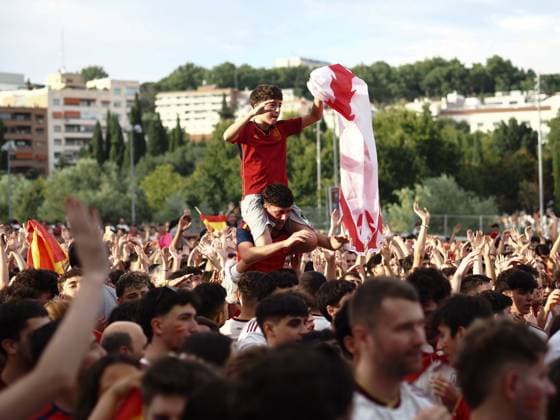 Fans Celebrate Spain Vs France Pre-Match Build-Up Fans of the Spanish national football team celebrate during the pre-match build-up to the semifinal match between Spain and France for the 2026 FIFA World Cup, WM, Weltmeisterschaft, Fussball in Madrid, Spain, on July 14, 2024. Madrid Madrid Spain  Copyright: xAaronxHerediax originalFilename:herediasanchez-fanscele260714_npL3E.jpg