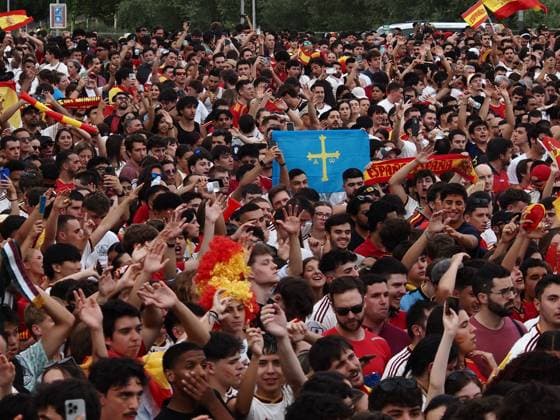 Fans Celebrate Spain Vs France Pre-Match Build-Up Fans of the Spanish national football team celebrate during the pre-match build-up to the semifinal match between Spain and France for the 2026 FIFA World Cup, WM, Weltmeisterschaft, Fussball in Madrid, Spain, on July 14, 2024. Madrid Madrid Spain  Copyright: xAaronxHerediax originalFilename:herediasanchez-fanscele260714_npuLy.jpg