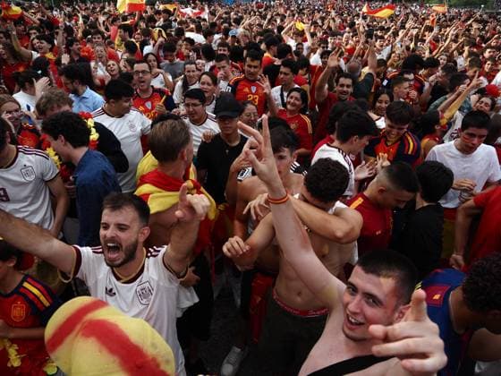 Fans Celebrate Spain Vs France Pre-Match Build-Up Fans of the Spanish national football team celebrate during the pre-match build-up to the semifinal match between Spain and France for the 2026 FIFA World Cup, WM, Weltmeisterschaft, Fussball in Madrid, Spain, on July 14, 2024. Madrid Madrid Spain  Copyright: xAaronxHerediax originalFilename:herediasanchez-fanscele260714_npx5y.jpg