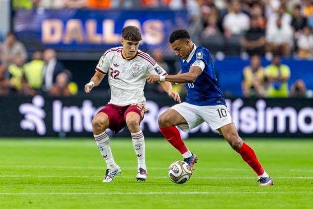 DALLAS - (lr) Pau Cubarsi of Spain and Kylian Mbappe of France during the 2026 World Cup match between France and Spain at Dallas Stadium on July 14, 2026, in Dallas, United States. (Photo by Stefan Koops EYE4IMAGES DeFodi Images) - *** DALLAS — Pau Cubarsi of Spain and Kylian Mbappé of France during the 2026 World Cup match between France and Spain at Dallas Stadium on July 14, 2026, in Dallas, United States. Photo by Stefan Koops, EYE4IMAGES, DeFodi Images