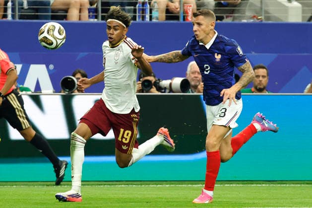Lucas Digne (R) of France vies for the ball with Lamine Yamal (L) of Spain during a 2026 FIFA World Cup, WM, Weltmeisterschaft, Fussball semifinal match between France and Spain at AT&T stadium in Arlington, United States, 14 July 2026. FIFA World Cup 2026 Semifinal: France - Spain !ACHTUNG: NUR REDAKTIONELLE NUTZUNG!  Copyright: xLavandeiraxJrx GR2087 20260714-55020894007_1