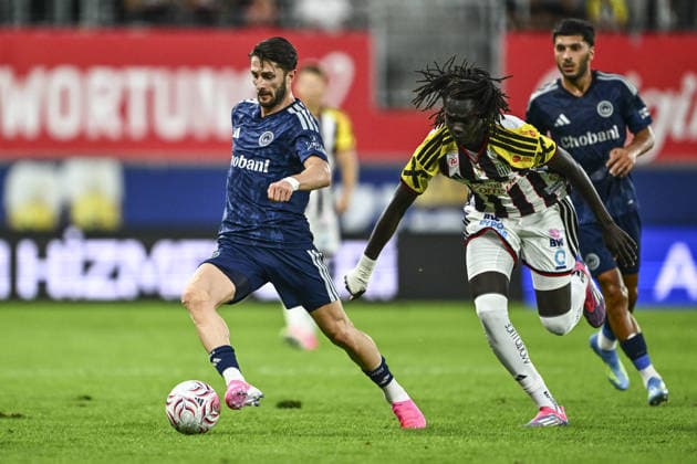 LASK Linz v Fenerbahce - Friendly LINZ, AUSTRIA - JULY 14: Ismail Yuksek (L) of Fenerbahce in action during a friendly match against LASK Linz as part of Fenerbahce’s pre-season training camp at Raiffeisen Arena in Linz, Austria, on July 14, 2026. Agit Erdi Ulukaya Anadolu Linz Austria. Editorial use only. Please get in touch for any other usage.  Copyright: x2026xAnadoluxAgitxErdixUlukayax