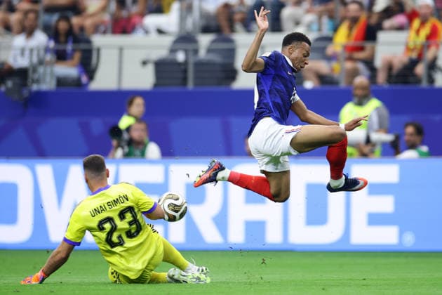 Kylian Mbappe (R) of France vies for the ball with Unai Simon of Spain during a 2026 FIFA World Cup, WM, Weltmeisterschaft, Fussball semifinal match between France and Spain at AT&T stadium in Arlington, United States, 14 July 2026. FIFA World Cup 2026 Semifinal: France - Spain !ACHTUNG: NUR REDAKTIONELLE NUTZUNG!  Copyright: xCarlosxRamírezx GR2091 20260714-55020894051_1