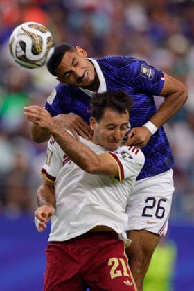 July 14, 2026, Arlington, Texas, USA: France defender MAXENCE LACROIX (26) heads the ball over Spain midfielder MIKEL OYARZABAL (21)during the 2026 FIFA World Cup, WM, Weltmeisterschaft, Fussball Semifinal match between France and Spain at Dallas Stadium on July 14, 2026. David Ballering II ADM Newswire ZUMA Press Wire FIFA World Cup 2026 - France:Spain  - ZUMAa325 20260714_zsa_a325_010 Copyright: xDavidxBalleringxIix