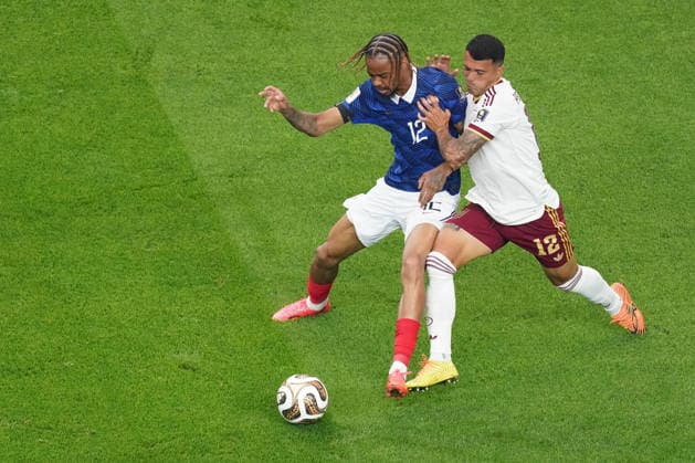 Bradley Barcola (L) of France vies for the ball with Pedro Porro of Spain during the 2026 FIFA World Cup, WM, Weltmeisterschaft, Fussball semifinal match between France and Spain at AT&T Stadium in Arlington, United States, 14 July 2026. FIFA World Cup 2026 semifinals - France vs Spain !ACHTUNG: NUR REDAKTIONELLE NUTZUNG!  Copyright: xKennethxFernandezx AMDEP8686 20260714-55020894108_1
