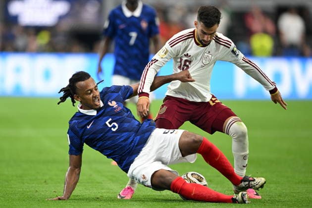 FIFA World Cup, WM, Weltmeisterschaft, Fussball 2026 semifinals - France vs Spain Jules Kounde of France (L) in action against Alex Baena of Spain (R) during the FIFA World Cup 2026 semifinals match France against Spain, in Dallas, Texas, USA, 14 July 2026. DALLAS United States  Copyright: xALBERTxPENAx