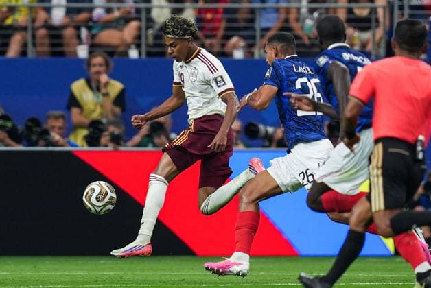 Lamine Yamal of Spain runs with the ball France v Spain, 2026 FIFA World Cup, WM, Weltmeisterschaft, Fussball Semi-final, Football, Dallas Stadium, Arlington, Texas, USA - 14 Jul 2026Arlington Dallas Stadium Texas (TX) United States of America  Copyright: xIsmaelxAdnan Shutterstockx 16991340ci