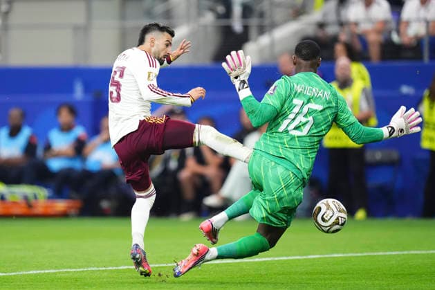 July 14, 2026, Arlington, Texas, United States: Alex Baena of Spain and Mike Maignan of France compete for the ball during the FIFA World Cup, WM, Weltmeisterschaft, Fussball 2026 Semi Final match between France and Spain at Dallas Stadium on July 14, 2026 in Arlington, Texas. Arlington United States - ZUMAa181 20260714_zaa_a181_062 Copyright: xJosexBretonx