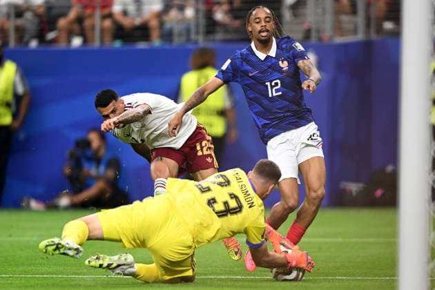 FIFA World Cup, WM, Weltmeisterschaft, Fussball 2026 semifinals - France vs Spain Pedro Porro (L) and goalkeeper Unai Simon (C) of Spain in action against Bradley Barcola of France (R) during the FIFA World Cup 2026 semifinals match France against Spain, in Dallas, Texas, USA, 14 July 2026. DALLAS United States  Copyright: xALBERTxPENAx