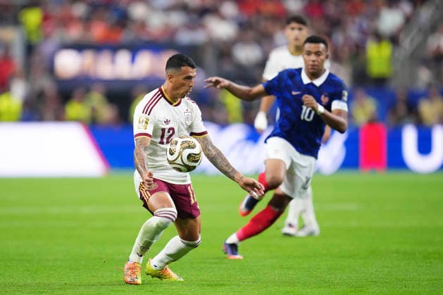 July 14, 2026, Arlington, Texas, United States: Pedro Porro of Spain controls the ball during the FIFA World Cup, WM, Weltmeisterschaft, Fussball 2026 Semi Final match between France and Spain at Dallas Stadium on July 14, 2026 in Arlington, Texas. France V Spain: Semi Final - FIFA World Cup 2026  - ZUMAa181 20260714_zaa_a181_071 Copyright: xJosexBretonx