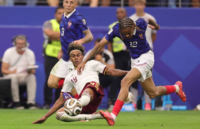US Soccer World Cup France - Spain 9205600 14.07.2026 Spain s Lamine Yamal and France s Bradley Barcola struggle for the ball during the FIFA World Cup, WM, Weltmeisterschaft, Fussball 2026 semi-final soccer match between France and Spain at Dallas Stadium in Arlington, Texas, United States. Nafis Sirazetdinov Sputnik Arlington Texas USA  Copyright: xNafisxSirazetdinovx