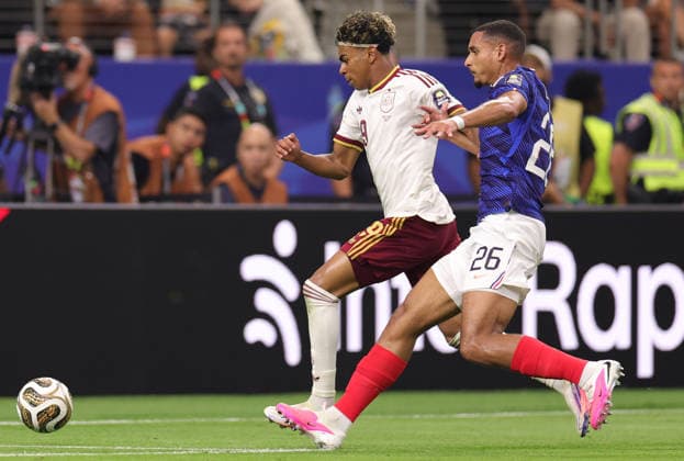 US Soccer World Cup France - Spain 9205598 14.07.2026 Spain s Lamine Yamal and France s Maxence Lacroix struggle for the ball during the FIFA World Cup, WM, Weltmeisterschaft, Fussball 2026 semi-final soccer match between France and Spain at Dallas Stadium in Arlington, Texas, United States. Nafis Sirazetdinov Sputnik Arlington Texas USA  Copyright: xNafisxSirazetdinovx