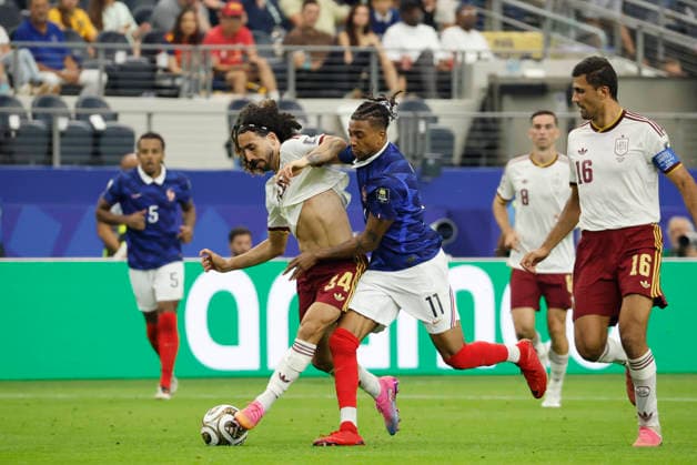 Michael Olise (C) of France vies for the ball with Marc Cucurella (L) of Spain during the 2026 FIFA World Cup, WM, Weltmeisterschaft, Fussball semi-final match between France and Spain at AT&T Stadium in Arlington, USA, 14 July 2026. FIFA World Cup 2026: France - Spain !ACHTUNG: NUR REDAKTIONELLE NUTZUNG!  Copyright: xLavandeiraxJrx GR2099 20260714-55020894160_1