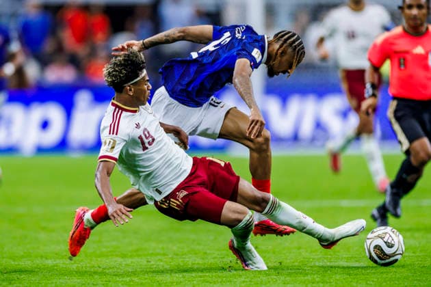 France vs Spain - FIFA World Cup, WM, Weltmeisterschaft, Fussball 2026 - 14 07 2026 Lamine Yamal of Spain (L) battles for the ball with Bradley Barcola of France (R) during the FIFA World Cup 2026 semi finals match between France and Spain at Dallas Stadium on July 14, 2026 in Arlington, Texas, Estados Unidos Arlington Estados Unidos Copyright: xPGSxPhotoxAgencyx