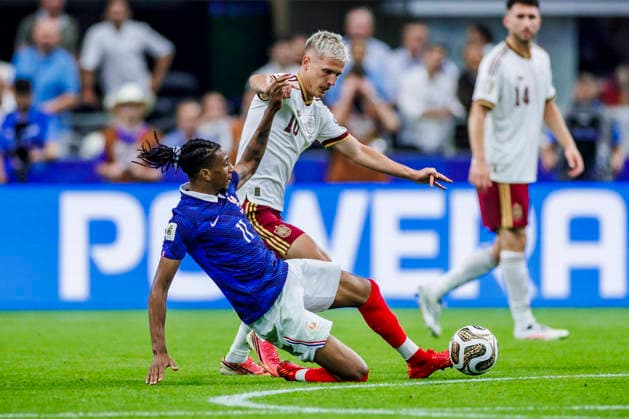 France vs Spain - FIFA World Cup, WM, Weltmeisterschaft, Fussball 2026 - 14 07 2026 Michael Olise of France (L) battles for the ball with Daniel Olmo of Spain (R) during the FIFA World Cup 2026 semi finals match between France and Spain at Dallas Stadium on July 14, 2026 in Arlington, Texas, Estados Unidos Arlington Estados Unidos Copyright: xPGSxPhotoxAgencyx