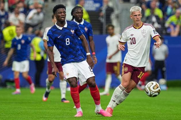 AurÃ lien TchouamÃ ni of France passes the ball France v Spain, 2026 FIFA World Cup, WM, Weltmeisterschaft, Fussball Semi-final, Football, Dallas Stadium, Arlington, Texas, USA - 14 Jul 2026Arlington Dallas Stadium Texas (TX) United States of America  Copyright: xIsmaelxAdnan Shutterstockx 16991340cm