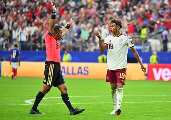 FIFA World Cup, WM, Weltmeisterschaft, Fussball 2026 semifinals - France vs Spain Referee Ivan Barton (L) rules a goal offside by Lamine Yamal of Spain during the FIFA World Cup 2026 semifinals match France against Spain, in Dallas, USA, 14 July 2026. DALLAS United States  Copyright: xSAMxWASSONx
