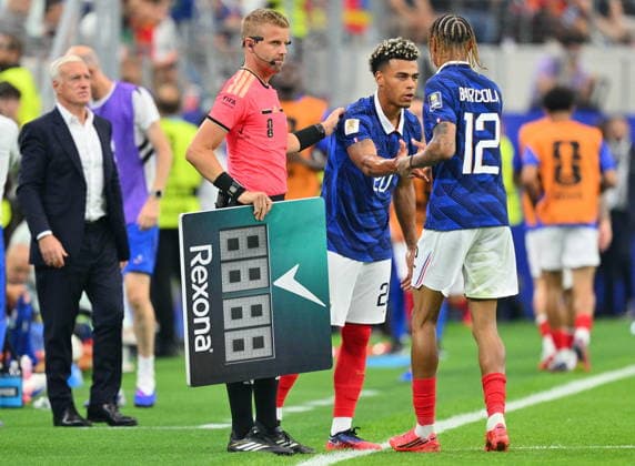 FIFA World Cup, WM, Weltmeisterschaft, Fussball 2026 semifinals - France vs Spain Desire Doue of France (C) comes in for Bradley Barcola of France (R) during the FIFA World Cup 2026 semifinals match France against Spain, in Dallas, USA, 14 July 2026. DALLAS United States  Copyright: xSAMxWASSONx