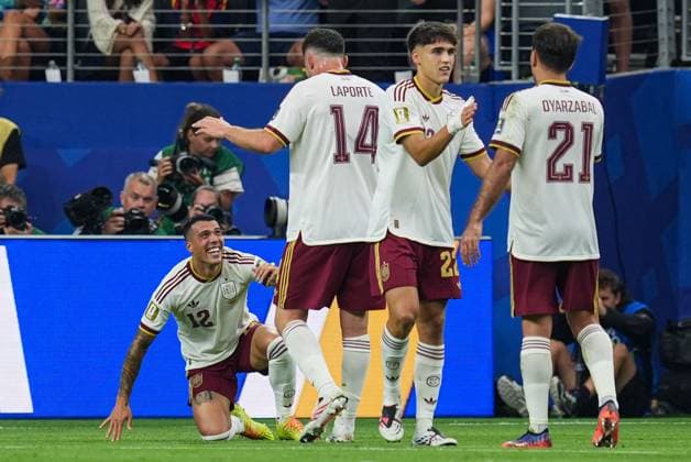 Pedro Porro of Spain celebrates his goal with Aymeric Laporte of Spain France v Spain, 2026 FIFA World Cup, WM, Weltmeisterschaft, Fussball Semi-final, Football, Dallas Stadium, Arlington, Texas, USA - 14 Jul 2026Arlington Dallas Stadium Texas (TX) United States of America  Copyright: xIsmaelxAdnan Shutterstockx 16991340cv