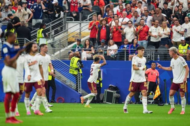 Pedro Porro of Spain celebrates his goal with the Spain fans France v Spain, 2026 FIFA World Cup, WM, Weltmeisterschaft, Fussball Semi-final, Football, Dallas Stadium, Arlington, Texas, USA - 14 Jul 2026Arlington Dallas Stadium Texas (TX) United States of America  Copyright: xIsmaelxAdnan Shutterstockx 16991340cx