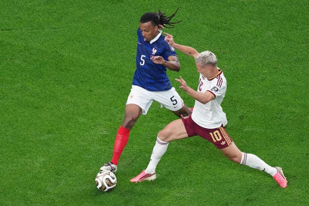 Jules Koundé (L) of France vies for the ball with Dani Olmo of Spain during the 2026 FIFA World Cup, WM, Weltmeisterschaft, Fussball semifinal match between France and Spain at AT&T Stadium in Arlington, United States, 14 July 2026. FIFA World Cup 2026 semifinals - France vs Spain !ACHTUNG: NUR REDAKTIONELLE NUTZUNG!  Copyright: xKennethxFernandezx AMDEP8692 20260714-55020894207_1