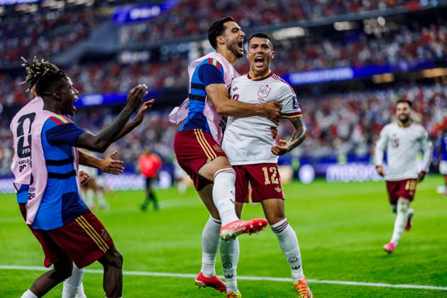 France vs Spain - FIFA World Cup, WM, Weltmeisterschaft, Fussball 2026 - 14 07 2026 Pedro Porro of Spain celebrating his goal with his teammates during the FIFA World Cup 2026 semi finals match between France and Spain at Dallas Stadium on July 14, 2026 in Arlington, Texas, Estados Unidos Arlington Estados Unidos Copyright: xPGSxPhotoxAgencyx