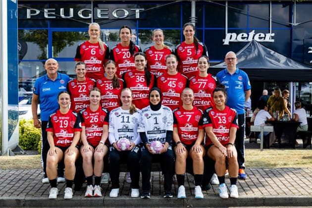 08.07.2026, GER, Handball, Frauen, Saison 2026 2027, Alsco 1.Bl, Thueringer HC Pressetermin Mannschaftsfoto Teresa von Prittwitz Maria Garlic Natsuki Aizawa Macela Arounian Lotta Heider Kelly de Abreu Rosa Josefine Hanfland Luca Csikos Alfa Bra Oddsdottir Hagalin Jolina Huhnstock Anna SzaboÂ Levke Kretschmann Helfired Giulia Guarieiro Maie Gomma Herbert Müller Jana Leonie Scheib Sabrina Tröster Laura Kuske Dilayla Arlarslan Maik Schenk 99974 Mühlhausen Automobile Peter GmbH - Peugeot Thüringen Deutschland *** July 8, 2026, GER, Handball, Women, 2026–2027 Season, Alsco 1st Division, Thüringer HC Press Event Team Photo: Teresa von Prittwitz, Maria Garlic, Natsuki Aizawa, Macela Arounian, Lotta Heider, Kelly de Abreu, Rosa Josefine Hanfland, Luca Csikos, Alfa Bra Oddsdottir Hagalin, Jolina Huhnstock, Anna Szabo, Levke Kretschmann, Helfired Giulia Guarieiro, Maie Gomma, Herbert Müller, Jana, Leonie Scheib, Sabrina Tröster, Laura Kuske, Dilayla Arlarslan, Maik Schenk, 99974 Mühlhausen, Automobile Peter GmbH, Peugeot, Thuringia, Germany