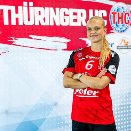 08.07.2026, GER, Handball, Frauen, Saison 2026 2027, Alsco 1.Bl, Thueringer HC Pressetermin Mannschaftsfoto Alfa Bra Oddsdottir Hagalin (Thueringer HC,6) 99974 Mühlhausen Automobile Peter GmbH - Peugeot Thüringen Deutschland *** July 8, 2026, GER, Handball, Women, 2026–2027 Season, Alsco 1 Bl, Thuringer HC Press Event Team Photo Alfa Bra Oddsdottir Hagalin Thuringer HC, 6 99974 Mühlhausen Automobile Peter GmbH Peugeot Thuringia Germany