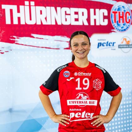 08.07.2026, GER, Handball, Frauen, Saison 2026 2027, Alsco 1.Bl, Thueringer HC Pressetermin Mannschaftsfoto Sabrina Tröster 99974 Mühlhausen Automobile Peter GmbH - Peugeot Thüringen Deutschland *** July 8, 2026, GER, Handball, Women, 2026–2027 Season, Alsco 1st Division, Thueringer HC Press Event, Team Photo, Sabrina Tröster, 99974 Mühlhausen, Automobile Peter GmbH, Peugeot, Thuringia, Germany