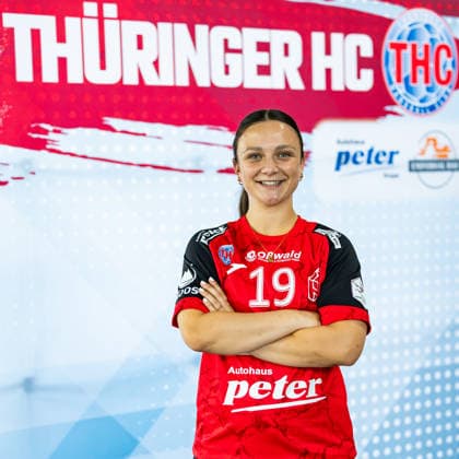 08.07.2026, GER, Handball, Frauen, Saison 2026 2027, Alsco 1.Bl, Thueringer HC Pressetermin Mannschaftsfoto Sabrina Troester (Thueringer HC,19) 99974 Mühlhausen Automobile Peter GmbH - Peugeot Thüringen Deutschland *** July 8, 2026, GER, Handball, Women, 2026–2027 Season, Alsco 1st Division, Thueringer HC Press Event, Team Photo, Sabrina Troester, Thueringer HC, 19 99974 Mühlhausen, Automobile Peter GmbH, Peugeot Thuringia, Germany