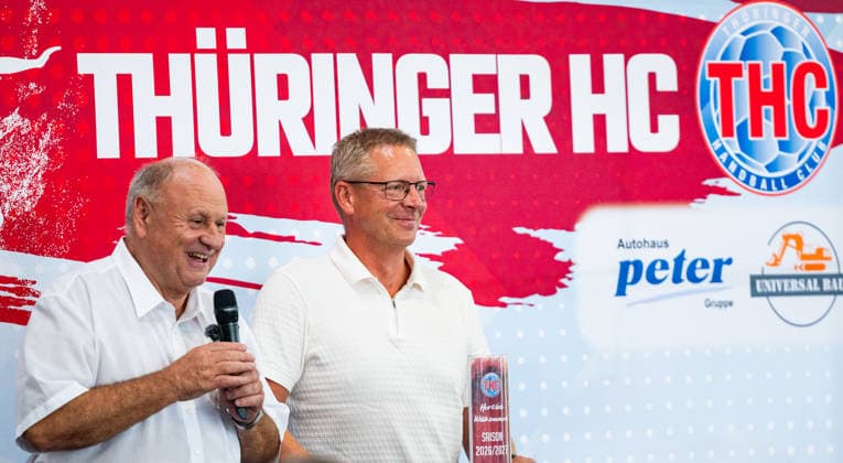 08.07.2026, GER, Handball, Frauen, Saison 2026 2027, Alsco 1.Bl, Thueringer HC Pressetermin Mannschaftsfoto Helmut Peter (Geschaeftsfuehrer (Autohaus Peter Gruppe Gesellschafter THC GmbH), Robert Boehm (Geschaeftsfuehrer Universalbau GmBH Gesellschafter THC Sport GmbH) 99974 Mühlhausen Automobile Peter GmbH - Peugeot Thüringen Deutschland *** July 8, 2026, GER, Handball, Women, 2026–2027 Season, Alsco 1st Division, Thuringer HC Press Event Team Photo Helmut Peter, Managing Director of Autohaus Peter Group and shareholder of THC Sport GmbH; Robert Boehm, Managing Director of Universalbau GmbH and shareholder of THC Sport GmbH; 99974 Mühlhausen, Automobile Peter GmbH, Peugeot Thuringia, Germany