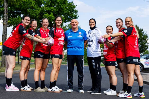 08.07.2026, GER, Handball, Frauen, Saison 2026 2027, Alsco 1.Bl, Thueringer HC Pressetermin Mannschaftsfoto Macela Arounian (Thueringer HC,36), Teresa von Prittwitz (Thueringer HC,22), Levke Kretschmann (Thueringer HC,14), Luca Csikos (Thueringer HC,5), Herbert Mueller (Thueringer HC,Trainer), Maie Gomma (Thueringer HC,1), Sabrina Troester (Thueringer HC,19), Jolina Huhnstock (Thueringer HC,45), Alfa Bra Oddsdottir Hagalin (Thueringer HC,6) 99974 Mühlhausen Automobile Peter GmbH - Peugeot Thüringen Deutschland *** July 8, 2026, GER, Handball, Women, 2026–2027 Season, Alsco 1st Division, Thuringer HC Press Conference Team Photo: Macela Arounian (Thuringer HC, 36), Teresa von Prittwitz (Thuringer HC, 22), Levke Kretschmann (Thuringer HC, 14), Luca Csikos, Thuringer HC, 5; Herbert Mueller, Thuringer HC, Coach; Maie Gomma, Thuringer HC, 1; Sabrina Troester, Thuringer HC, 19; Jolina Huhnstock, Thuringian HC, 45; Alfa Bra Oddsdottir Hagalin, Thuringian HC, 6; 99974 Mühlhausen, Automobile Peter GmbH, Peugeot, Thuringia, Germany
