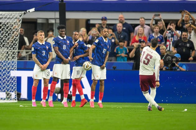 Fußball, WM 2026, 20260714, Frankreich - Spanien. Im Bild v.l. Lucas DIGNE (Frankreich, 3), Aurelien TCHOUAMENI (Frankreich, 8), Michael OLISE (Frankreich, 11), Bradley BARCOLA (Frankreich, 12), Alex BAENA (Spanien, 15) Freistoß. Dallas Dallas-Stadion Texas Vereinigte Staaten von Amerika *** Soccer, 2026 World Cup, 20260714, France vs. Spain. Pictured from left: Lucas DIGNE (France, 3), Aurelien TCHOUAMENI (France, 8), Michael OLISE (France, 11), Bradley BARCOLA (France, 12), Alex BAENA (Spain, 15). Free kick at Dallas Stadium in Dallas, Texas, United States of America. Copyright: Passion2Press MarkusxFischerx