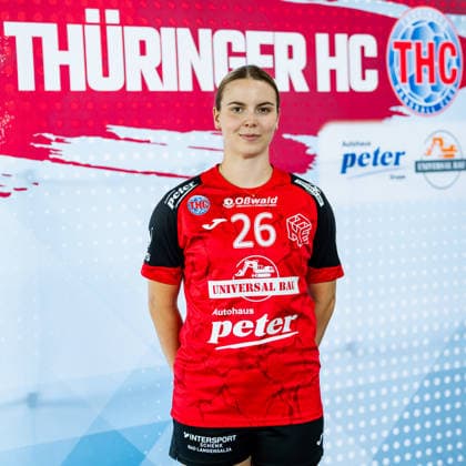 08.07.2026, GER, Handball, Frauen, Saison 2026 2027, Alsco 1.Bl, Thueringer HC Pressetermin Mannschaftsfoto Anna Szabo (Thueringer HC,26) 99974 Mühlhausen Automobile Peter GmbH - Peugeot Thüringen Deutschland *** July 8, 2026, GER, Handball, Women, 2026–2027 Season, Alsco 1st Division, Thueringer HC Press Event, Team Photo, Anna Szabo, Thueringer HC, 26 99974 Mühlhausen, Automobile Peter GmbH, Peugeot Thuringia, Germany