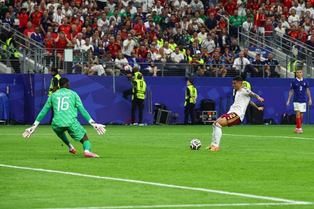FIFA World Cup, WM, Weltmeisterschaft, Fussball 2026 Semi-Final: France v Spain DALLAS, USA - 14th July 2026: Pedro Porro of Spain scores his side s second goal during the FIFA World Cup 2026 semi-final match between France and Spain at Dallas Stadium Dallas Dallas Stadium United States of America Copyright: xCraigxMercerx xPeakxActionxPhotosx