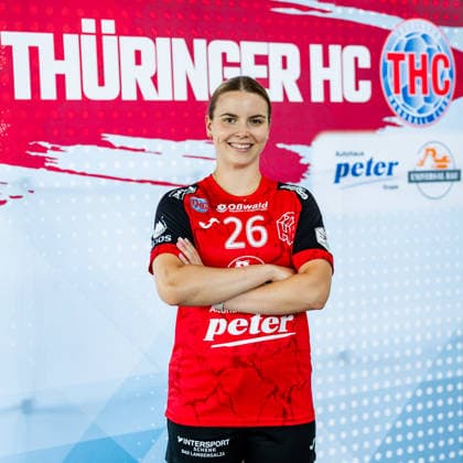 08.07.2026, GER, Handball, Frauen, Saison 2026 2027, Alsco 1.Bl, Thueringer HC Pressetermin Mannschaftsfoto Anna Szabo (Thueringer HC,26) 99974 Mühlhausen Automobile Peter GmbH - Peugeot Thüringen Deutschland *** July 8, 2026, GER, Handball, Women, 2026–2027 Season, Alsco 1st Division, Thueringer HC Press Event, Team Photo, Anna Szabo, Thueringer HC, 26 99974 Mühlhausen, Automobile Peter GmbH, Peugeot Thuringia, Germany